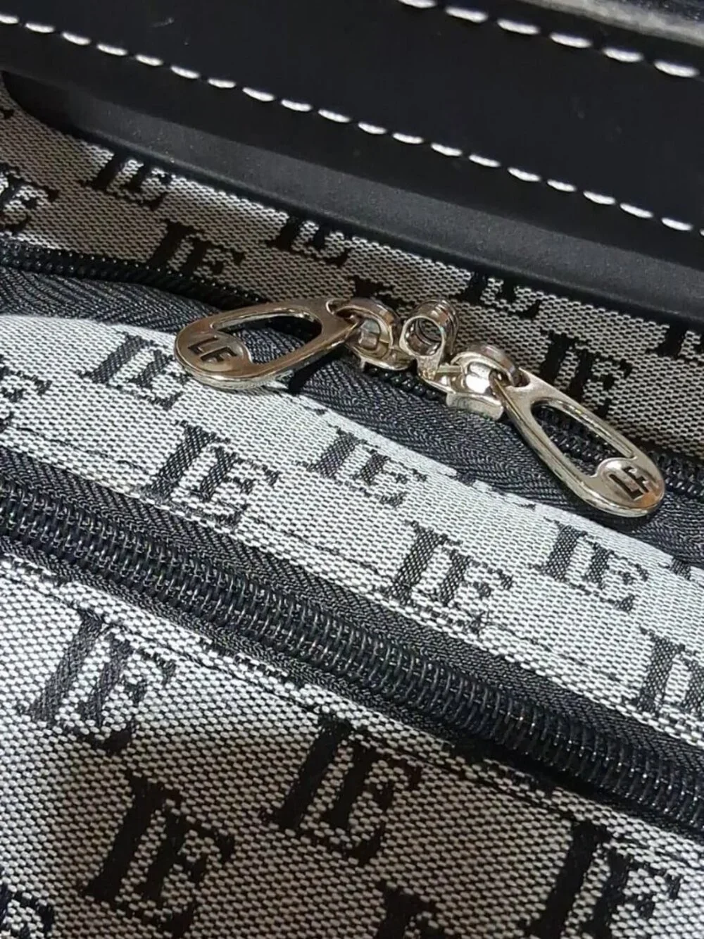 London Fog Under Seat Carryon Signature Roller Bag Logo Black/Gray 15